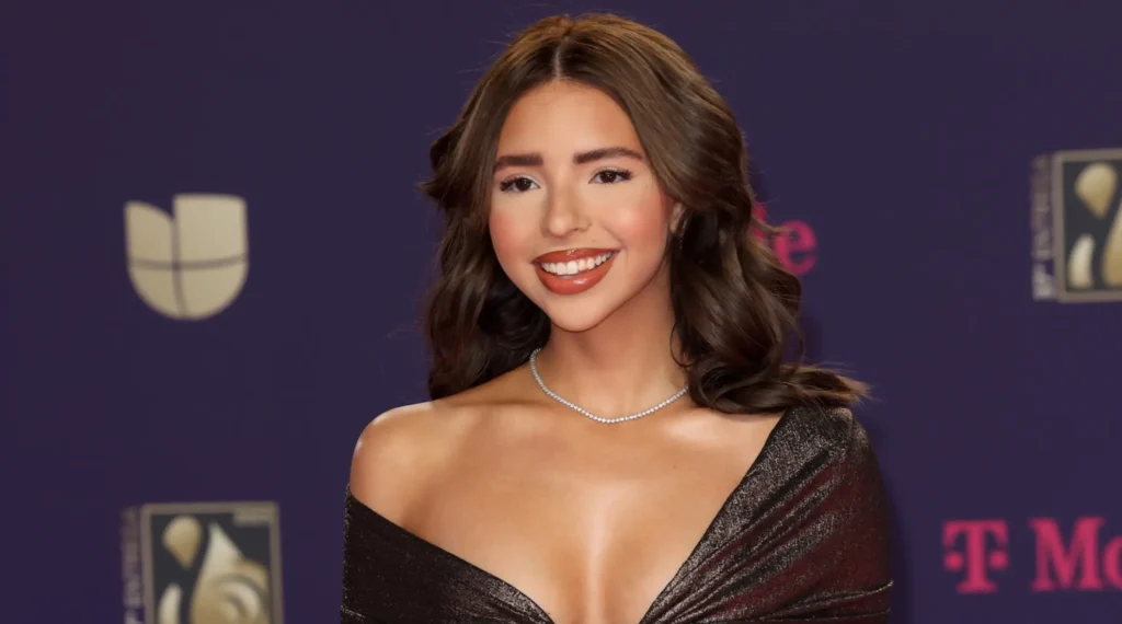 La cantante mexicana Ángela Aguilar sorprendió a sus seguidores al revelar un nuevo cambio de look, en el que deja atrás el castaño y opta por algo más impactante.