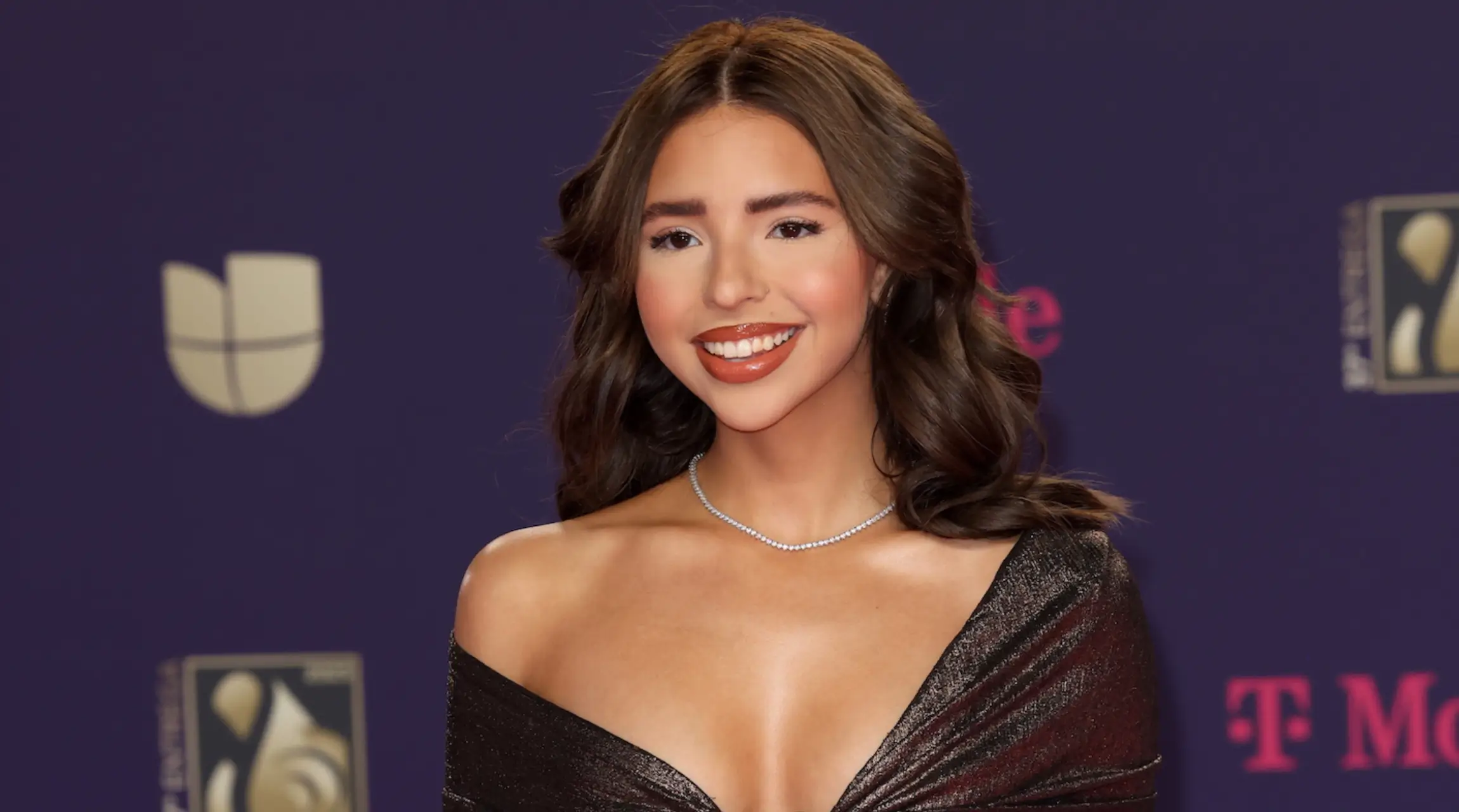 La cantante mexicana Ángela Aguilar sorprendió a sus seguidores al revelar un nuevo cambio de look, en el que deja atrás el castaño y opta por algo más impactante.