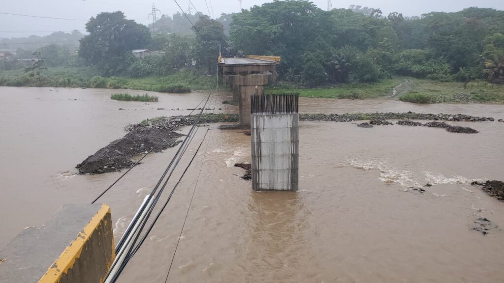 Lluvias en La Ceiba dejan calles inundadas (Galería)