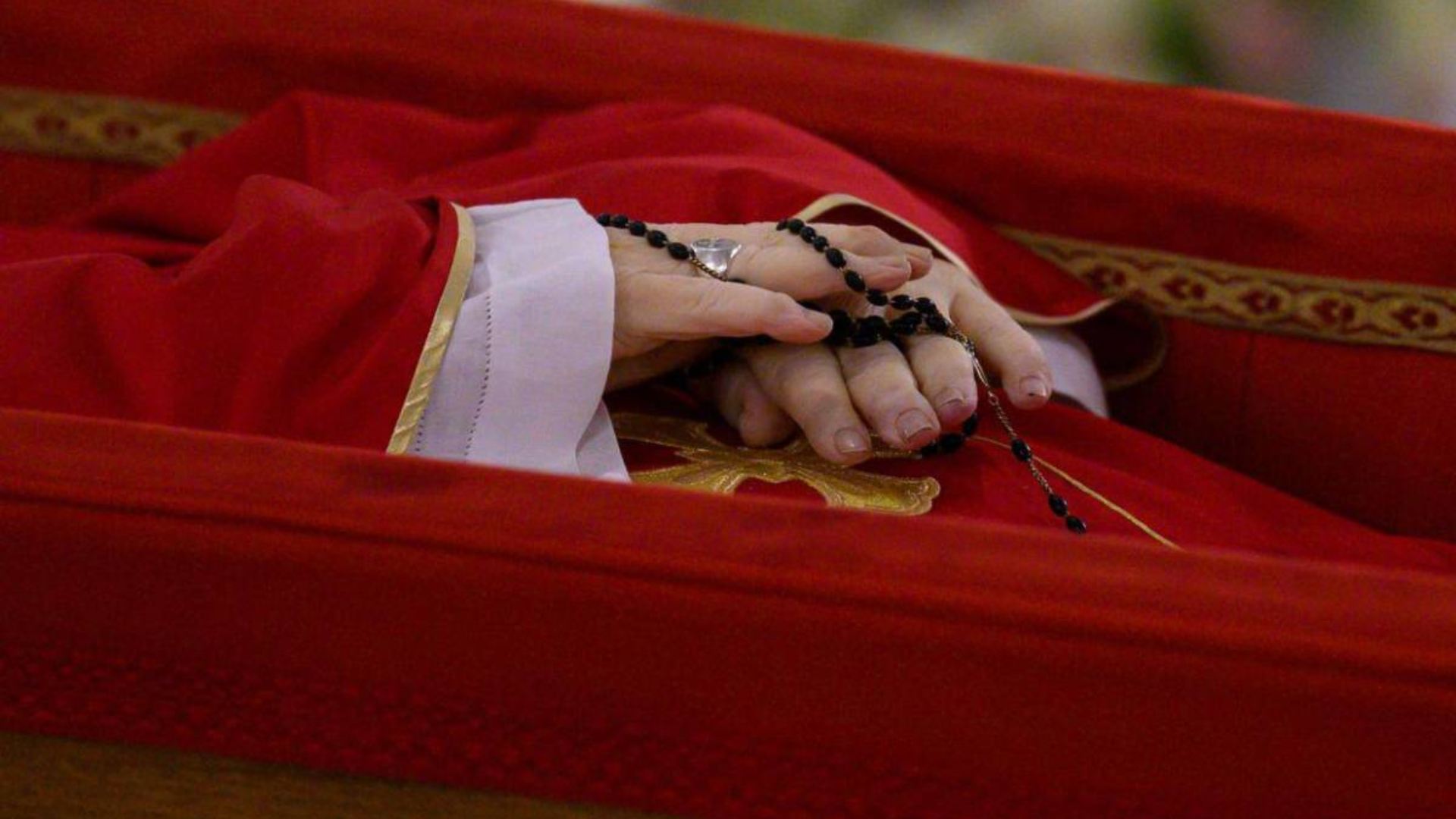 Papa Francisco en su ataúd con el Rosario entre sus Dedos