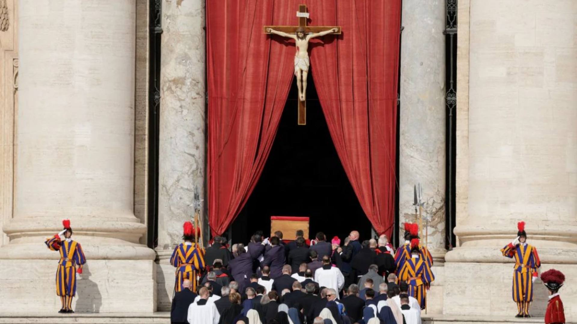 ¡Último adiós! Féretro del Papa Francisco en la basílica de San Pedro