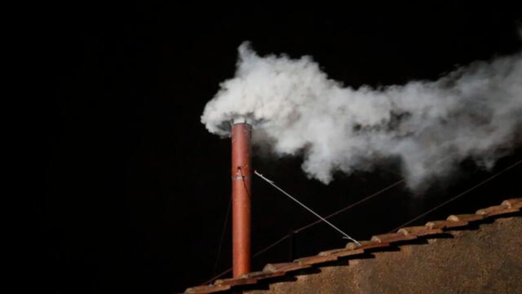 ¿Qué significa el humo blanco y negro en el Cónclave?