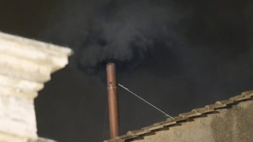 ¿Qué significa el humo blanco y negro en el Cónclave?