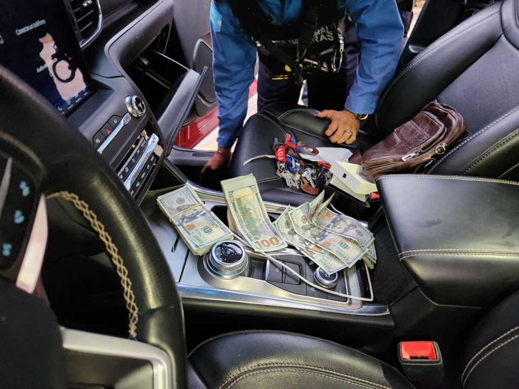 Momento exacto del hallazgo de $50,000 dólares escondidos en carro de Iván Velásquez, gerente de Koriun Inversiones