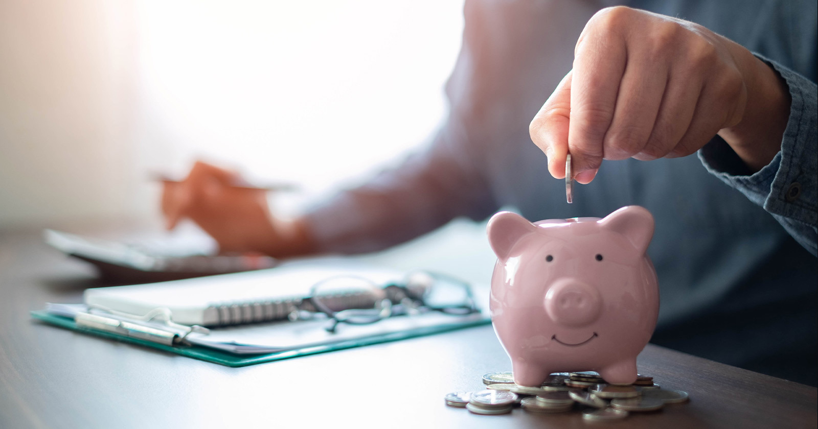 ¿Te sientes como si el dinero se te escapara de las manos? ¡No te preocupes! Ahorrar no tiene por qué ser un sacrificio, sino una estrategia inteligente para alcanzar tus metas financieras.