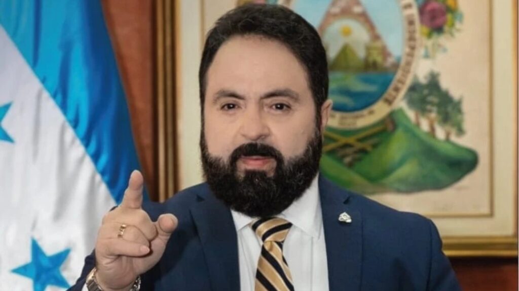Luis Redondo condena exposición de su hijo en redes sociales y pide renuncia de candidata a designada presidencial