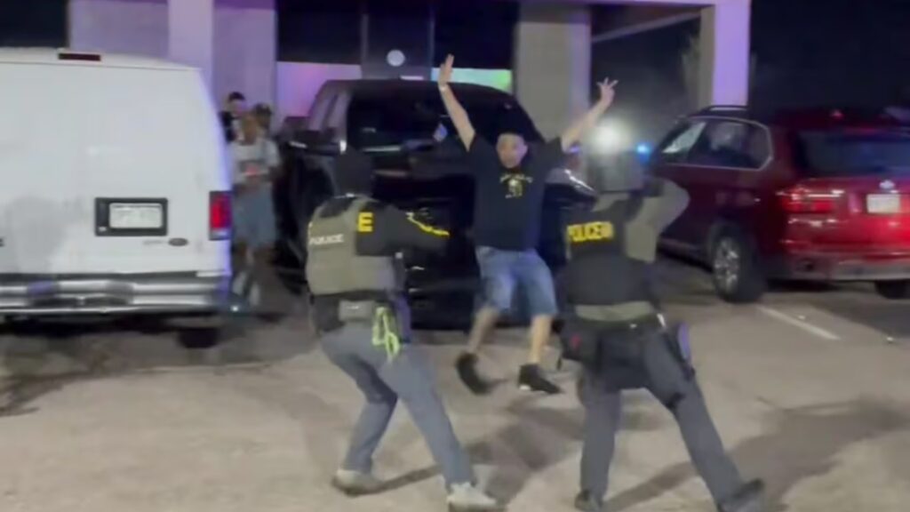 Cae hondureño en redada del ICE en club nocturno