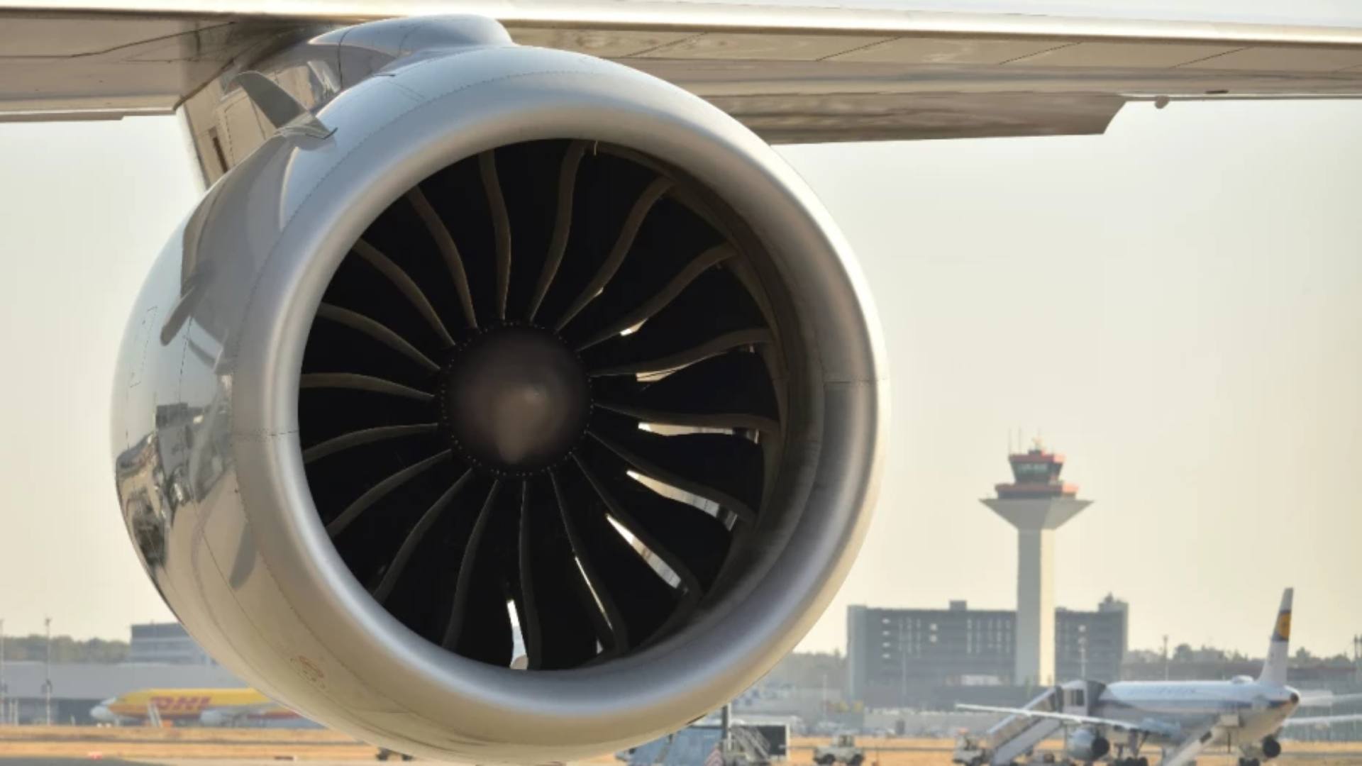 Hombre muere tras ser succionado por motor de avión en aeropuerto de Italia (VIDEO)