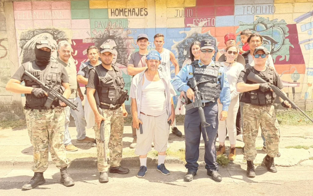 Foto cortesía: Miembros del elenco junto a la Policía Nacional.