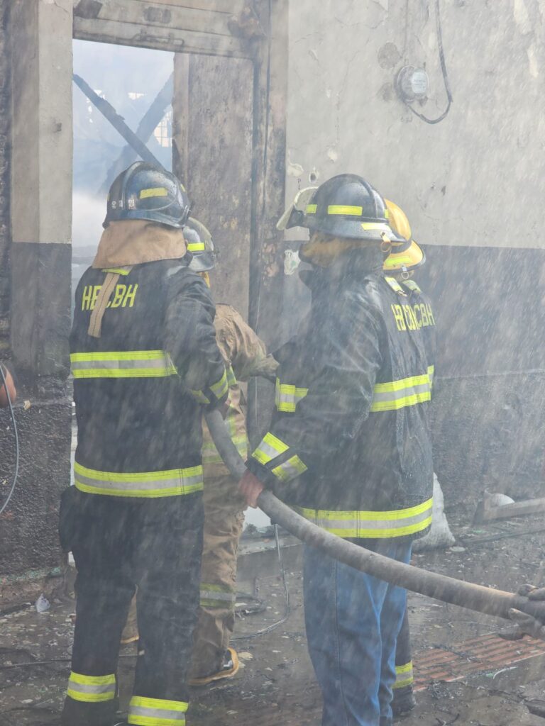 Cuerpo de bomberos en la zona. TVA