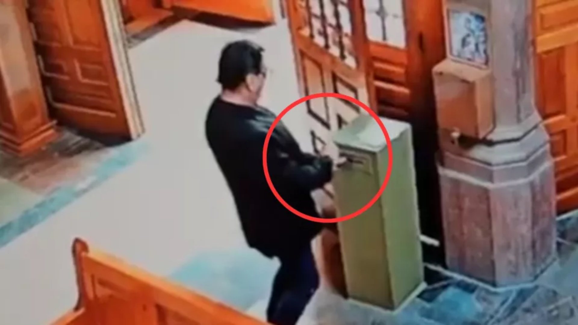 Robo en iglesia: hombre finge orar para hurtar la ofrenda