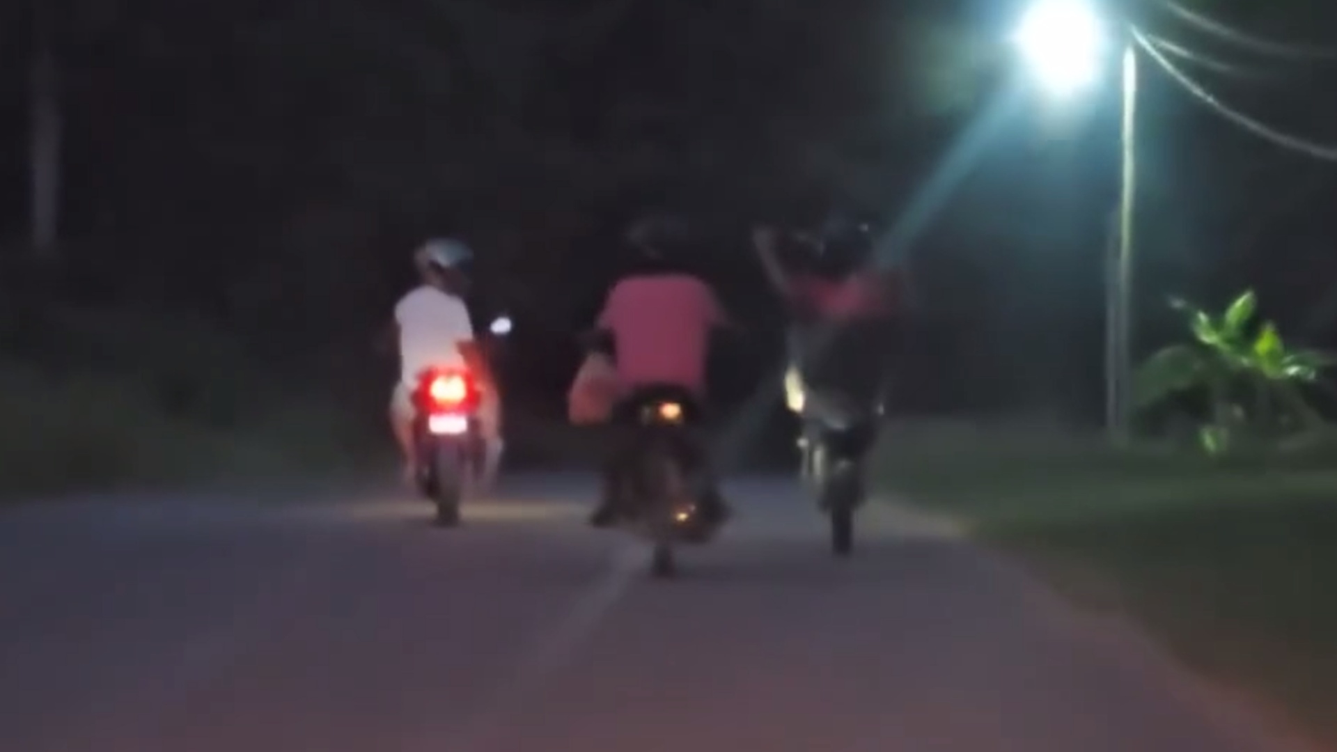 Motociclistas temerarios son grabados mientras hacían “caballitos” en carretera de Olancho