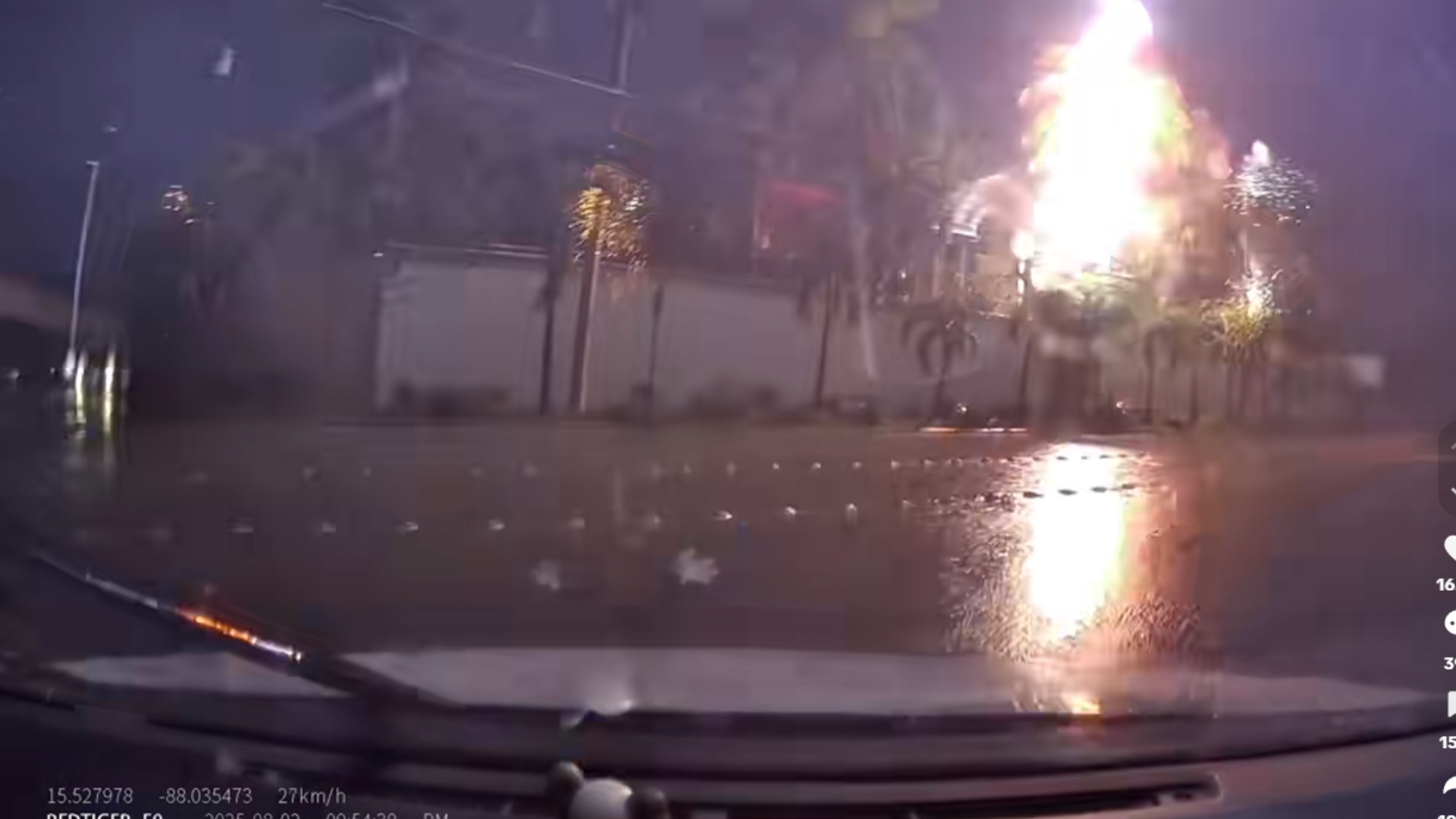 gRABAN MOMENTO EN QUE RAYO CAE CERCA DE VEHÍCULO EN SDAN PEDRO SULA