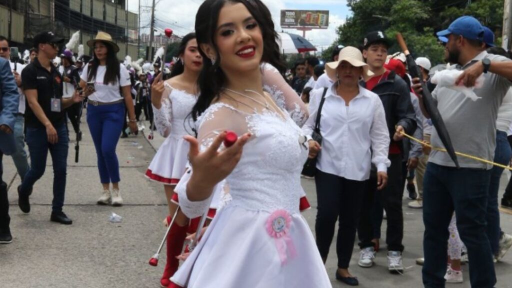 Ella es Mía Valentina Flores, la palillona que cautivó en el 204 aniversario de independencia