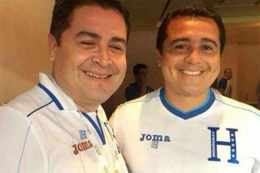 Juan Orlando Hernández y Tony Hernández abrazan a su mamá