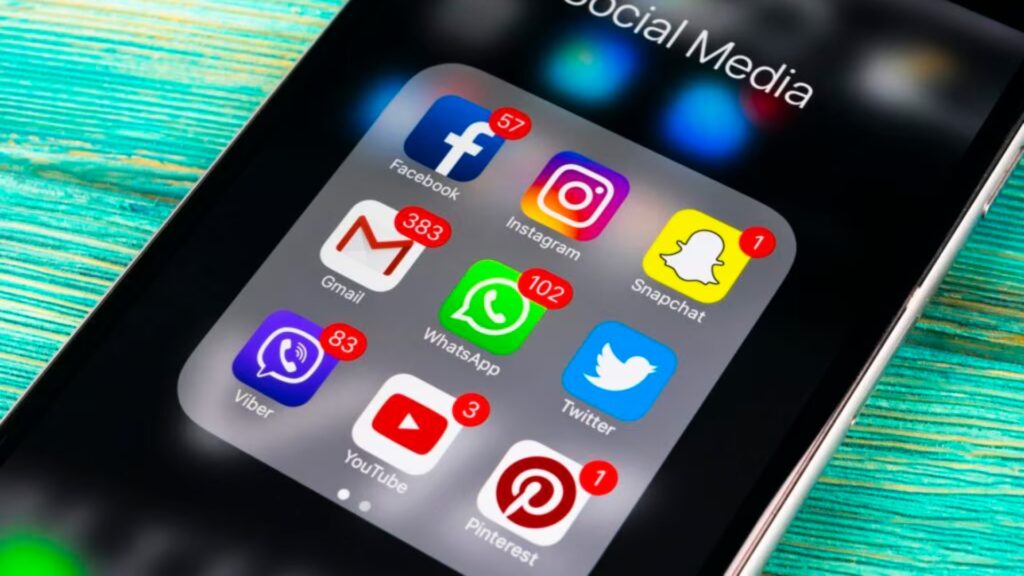 Redes sociales: Eu propone revisar historial a viajeros