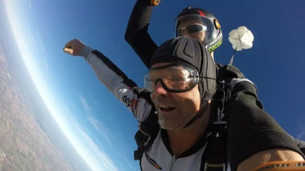 Paracaidista probó un equipo barato y casi muere: VIDEO