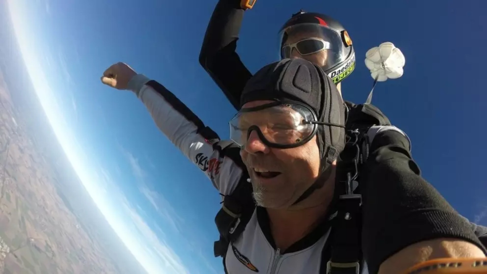 Paracaidista probó un equipo barato y casi muere: VIDEO