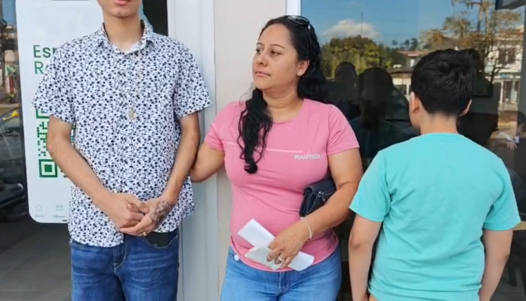 ¿Por un tatuaje? Madre deportada denuncia obstáculos para matricular a sus hijos en Copán