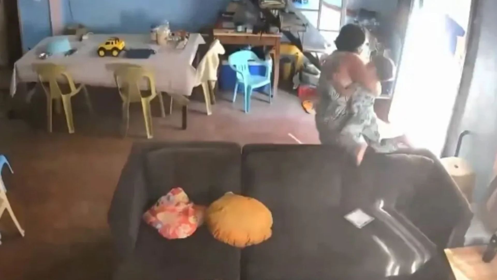 VIDEO: ¡Con su cuerpo! Así protegió a su nieto durante el potente terremoto en Filipinas