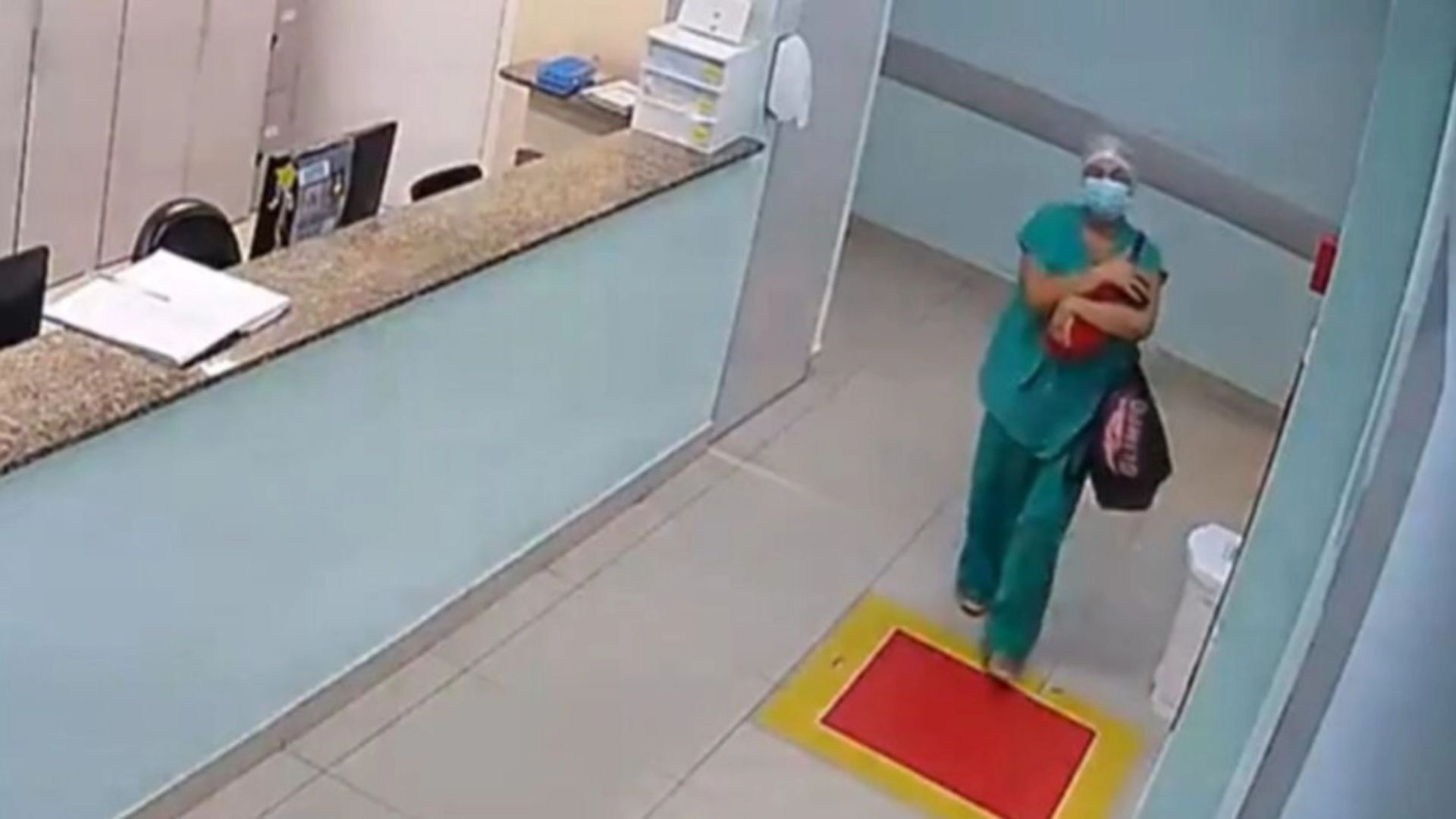 VIDEO: Enfermera fingió estar embarazada e intentó robar a bebé recién nacida 