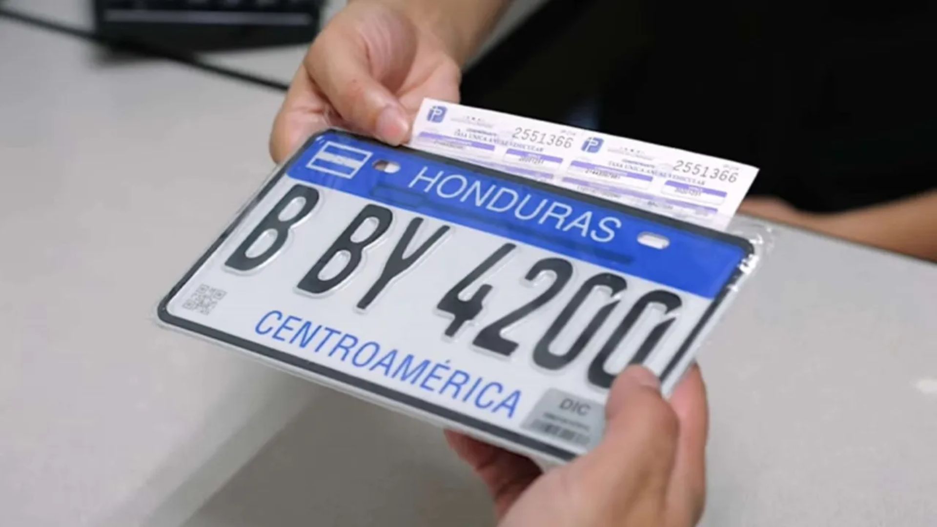 ¿Cuándo entregarán las placas metálicas en Honduras y cuánto deberá pagar?